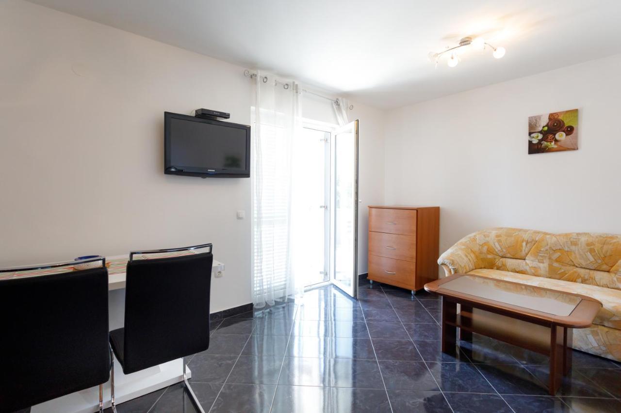Apartments Lacic Krk Town Bagian luar foto