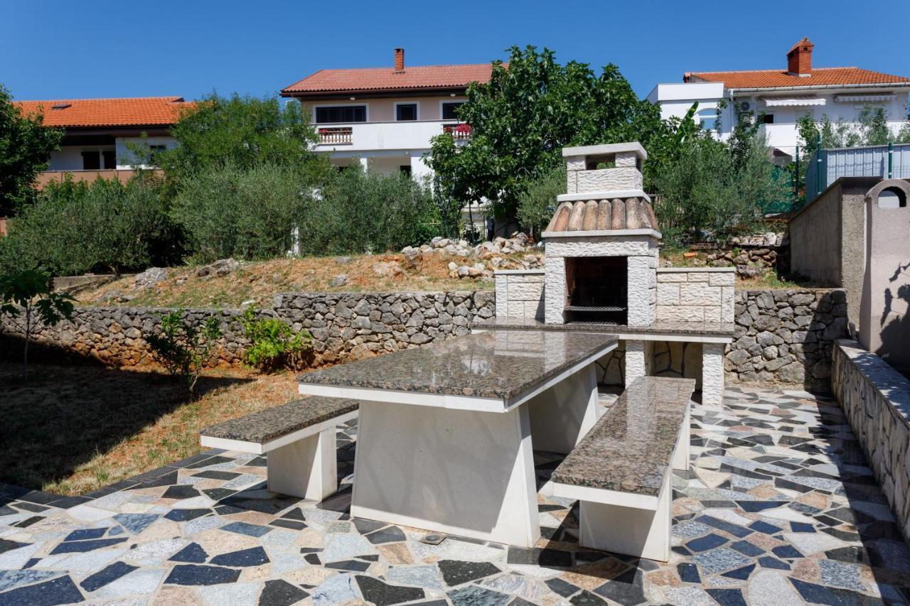 Apartments Lacic Krk Town Bagian luar foto