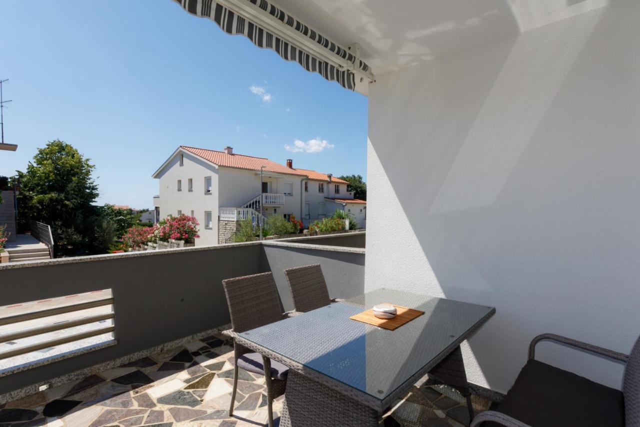 Apartments Lacic Krk Town Bagian luar foto