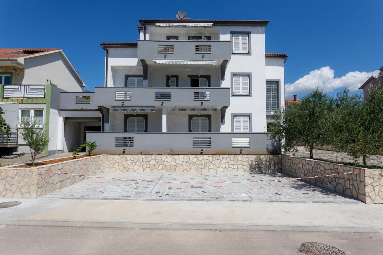 Apartments Lacic Krk Town Bagian luar foto