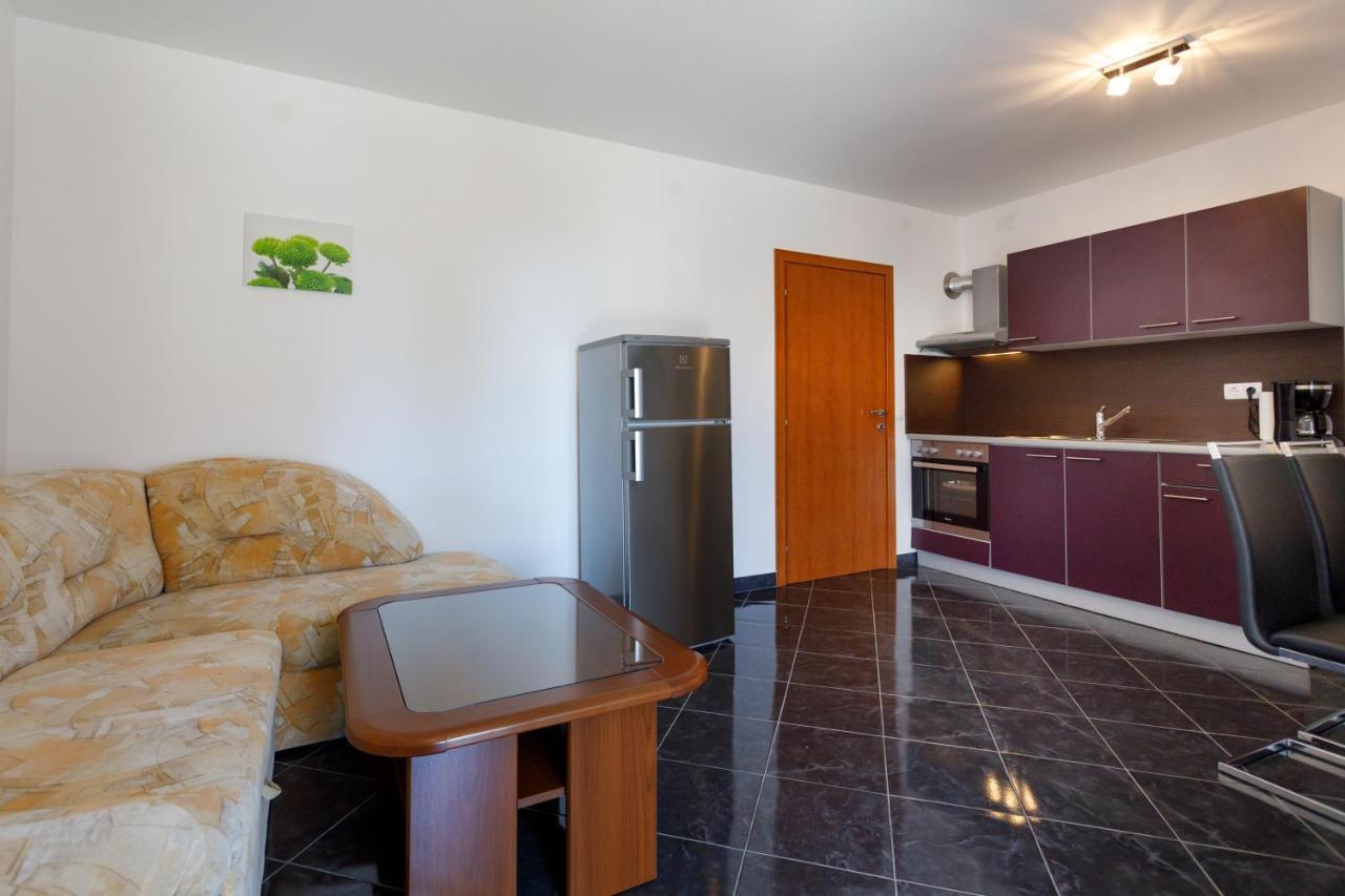 Apartments Lacic Krk Town Bagian luar foto