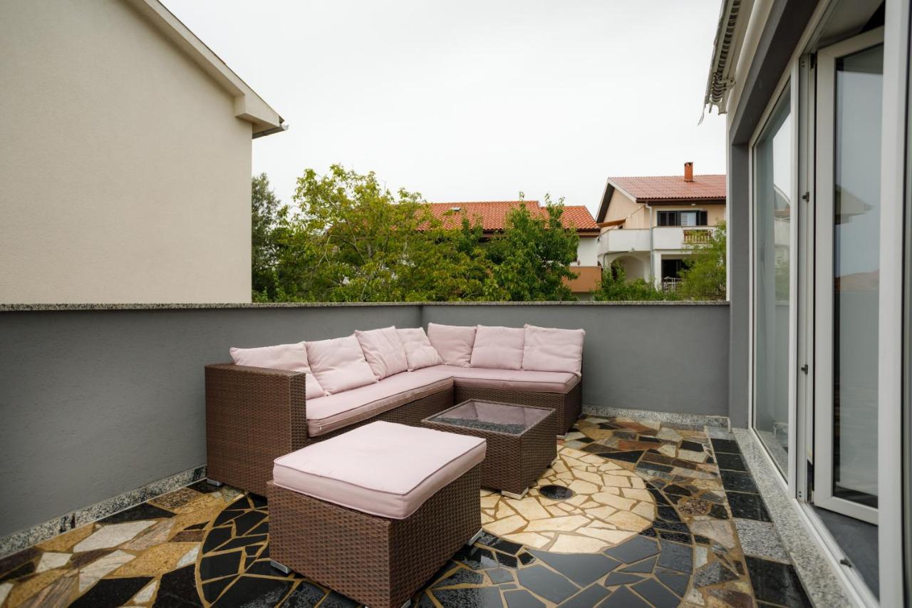 Apartments Lacic Krk Town Bagian luar foto